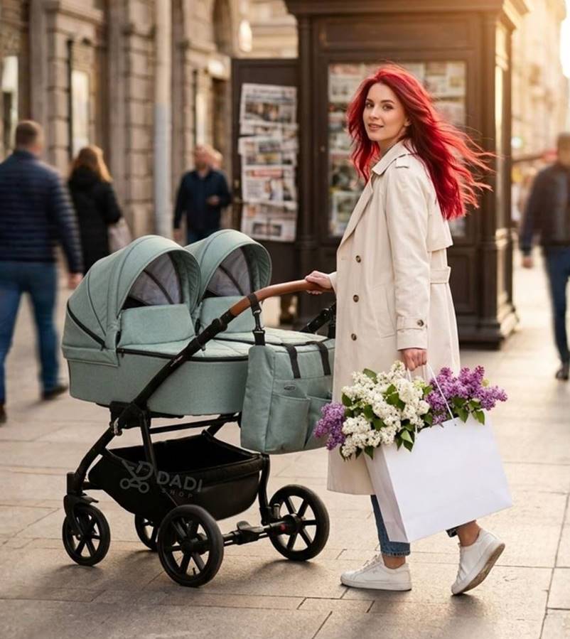 Wózek dla bliźniaków Adbor Duo LUX prowadzony przez kobietę na spacerze z bukietem kwiatów.